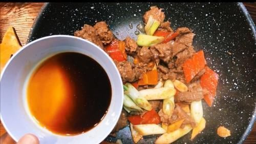 炒菜50年大厨不管炒什么菜,出锅放10克“它”,立刻又香又入味