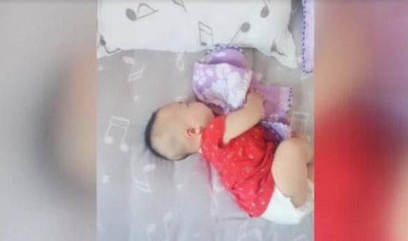 眼泪|爸爸搂着女儿睡觉萌化网友,再看睡在一旁的儿子,笑出了眼泪