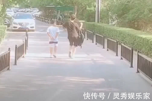 儿子|“忘形奶爸”接娃放学火了,儿子走出了爹的步伐,爹嘚瑟得像儿子