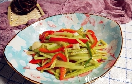 窍门|炒芹菜也有窍门,只要多一步,芹菜香嫩不变色,还很入味!
