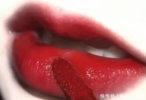 嘴唇|涂口红时千万别“直接抿”,化妆达人教你3招,既好看又“不沾杯”!