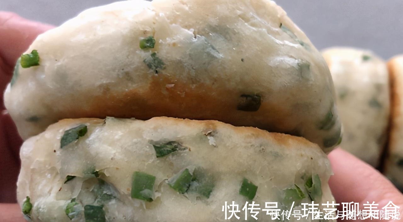 冬天早餐要吃好吃饱,爱上发面葱花饼,筷子一搅,出锅蓬松又暄软