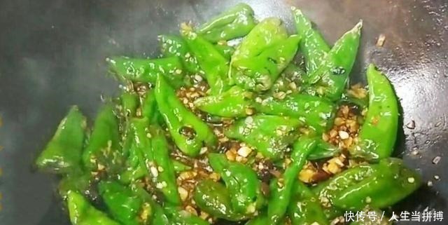这个下饭菜喜欢的不得了,2元钱一大盘,爱吃辣的一定别错过!