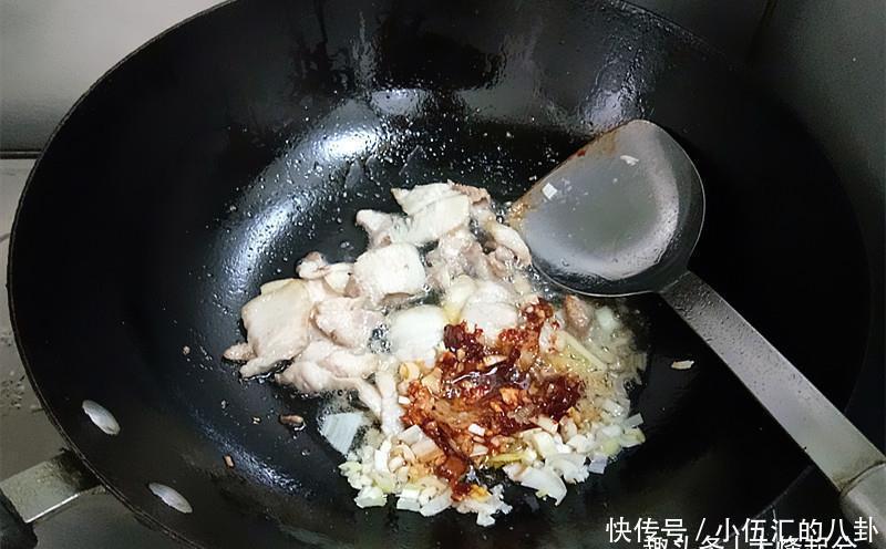 油豆腐的做法比肉还好吃，两碗米饭都不够！保你吃过就会爱上