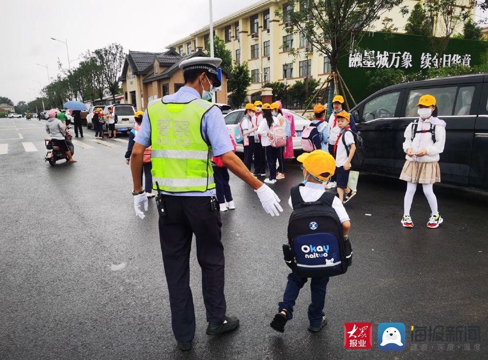 即墨|开学首日遇下雨 青岛即墨交警开启“护学”模式