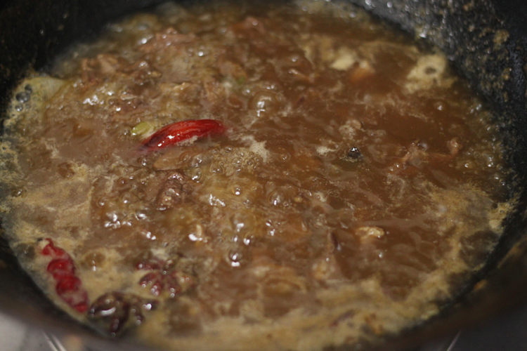 土豆|教你在家土豆烧牛肉家常做法,色泽红润,肉质香嫩,好吃又营养