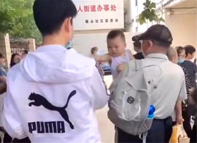 打疫苗|萌娃打疫苗时认错爸爸,不断“求抱抱”,爷爷奶奶哭笑不得