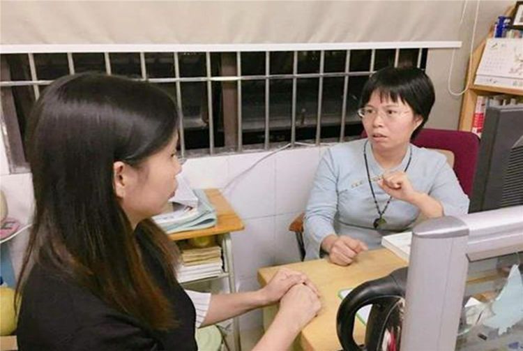 园方|幼儿园老师晒孩子的餐后水果，宝妈看后怒了：几万块学费买坏水果