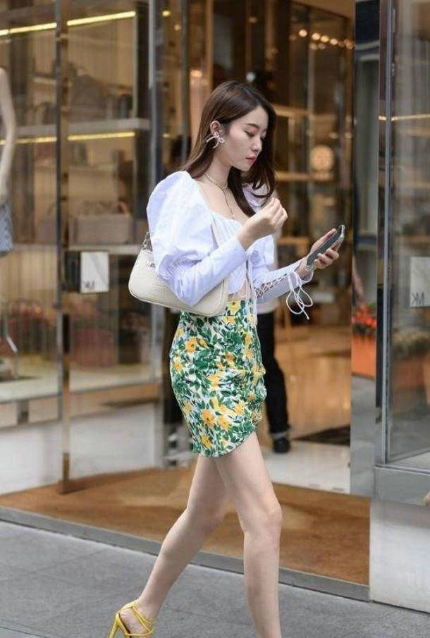小姐姐|街拍:小姐姐身穿米白色的纱裙,碎花的点缀,看上去格外的清新