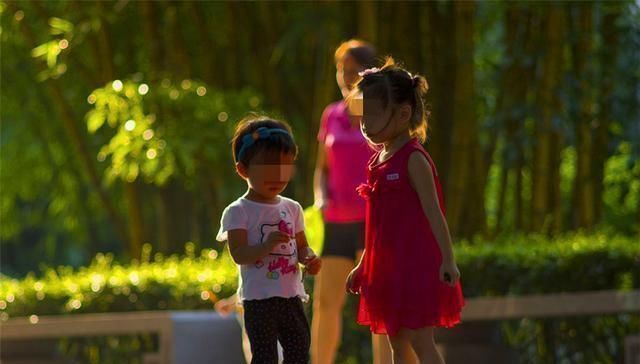 老一辈|双胞胎姐妹，一个妈妈带一个奶奶带，一年后两人差距不止一点点