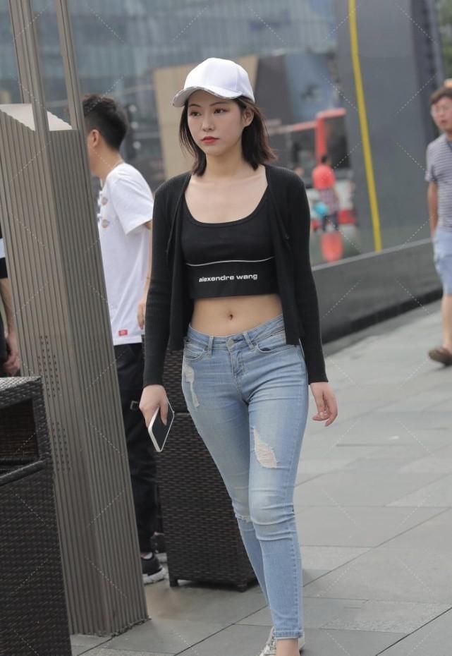 帽子|运动上衣搭配乞丐风牛仔裤,肚脐装和帽子让穿搭更具夏日时髦感