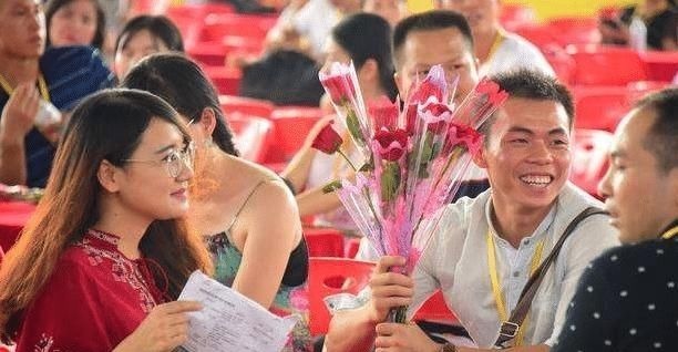 收廢品小伙上非誠勿擾, 慘被滅燈還遭羞辱, 孟非 說說收什么廢品