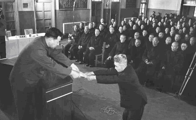 八宝山|抗战打满全场的国军虎将,获得美国颁发的勋章,死后葬入八宝山