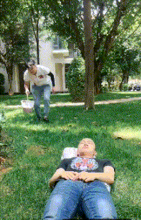 |搞笑GIF:在哪里摔倒就在哪里躺下,要不然也没有其他的办法