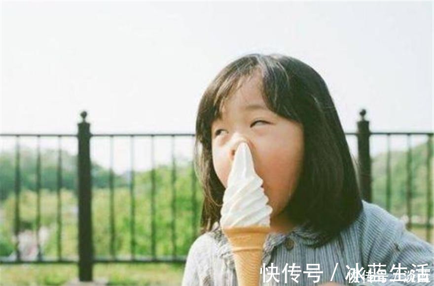 雨衣|妈妈提醒娃穿雨衣下台阶要提一下,随后萌娃的举动,让人笑翻了