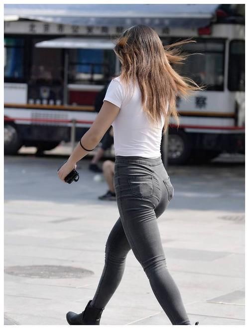 紧身牛仔裤 紧身牛仔裤深灰色款式,搭配白色上衣,时尚展现好气质!