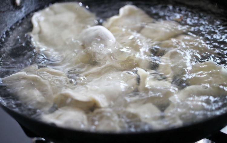 煮饺子,到底要不要盖锅盖很多人做错,难怪饺子老破皮