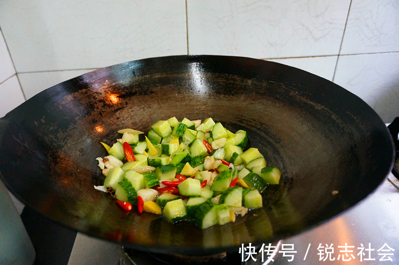 蒜苗叶|在家做香辣砂锅鱼，鲜香四溢，美味可口