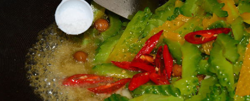 炒苦瓜时,很多人省略了“第1步”,难怪炒熟后,味道苦还难吃!