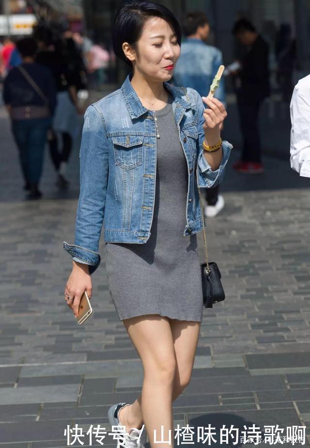 天气转凉,小姐姐穿“牛仔外套+连衣裙”,青春减龄又有气质