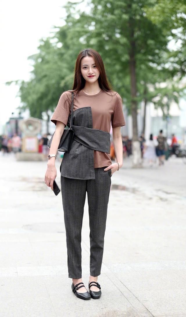 青春活力展现出淡淡高雅的品味，舒适利落显满满的时尚气息