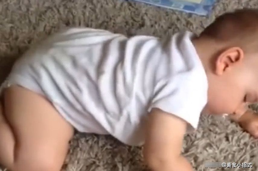妈妈眼泪|宝宝太困了,接下来发生的事,笑得妈妈眼泪都出来了