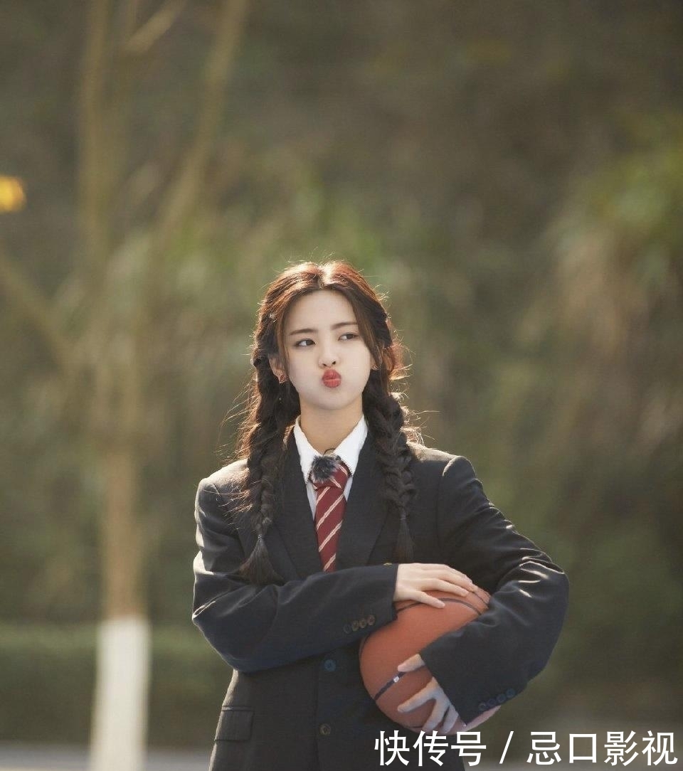 新生代最火的女艺人,除了杨超越、虞书欣以外,还有张艺凡和这两位