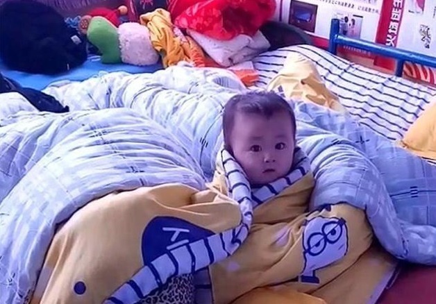 睡眠质量|宝妈哄娃睡觉自己睡着了,孩子躲被窝里看电视,脸上表情太萌了