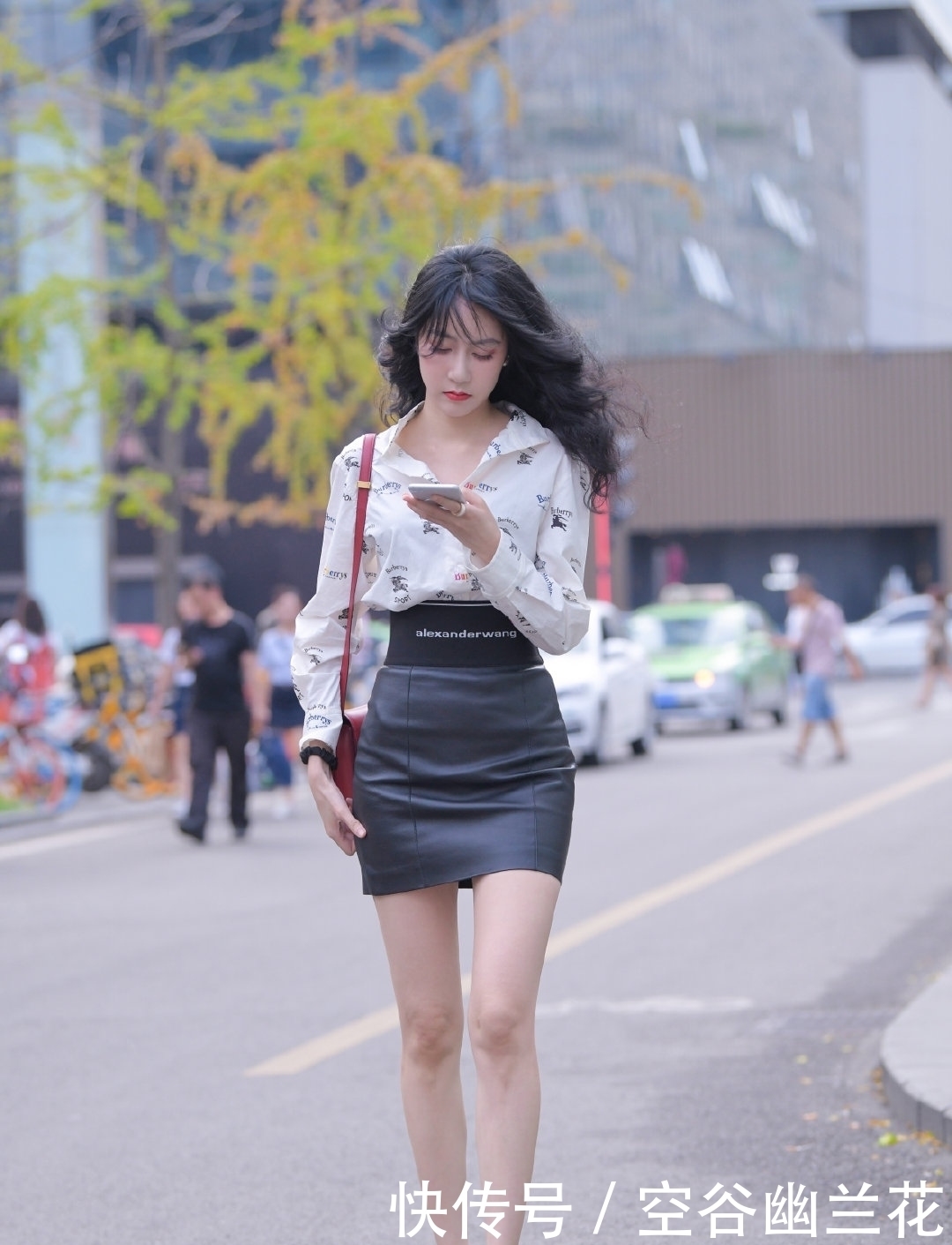 黑色|黑色皮裙真性感,女孩子穿上真好看,搭配花衬衣更有时尚感!