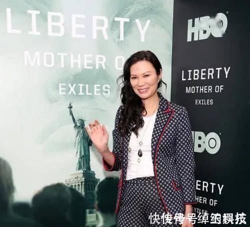 穿搭 邓文迪这次穿搭太成功,浅粉大衣内搭碎花裙,显白显瘦哪像52岁