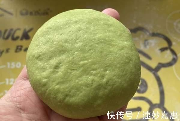 蜜红豆|扁扁平平的外貌像是一块饼,其实不是哟,好吃又好看的小面包。