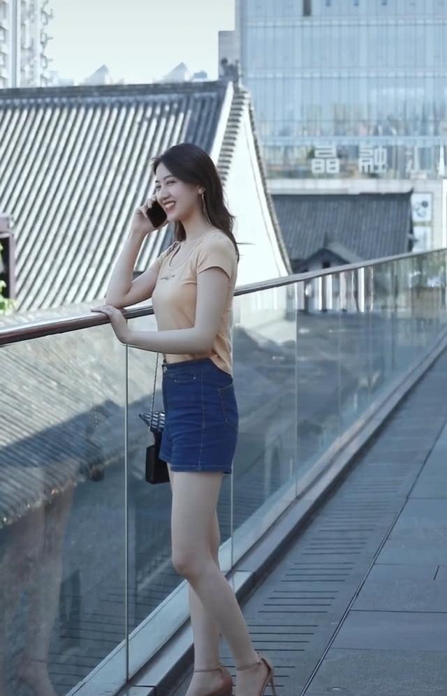 清新|街拍小姐姐连衣裙外搭帅气的格子西装,展现出清新淡雅的气质