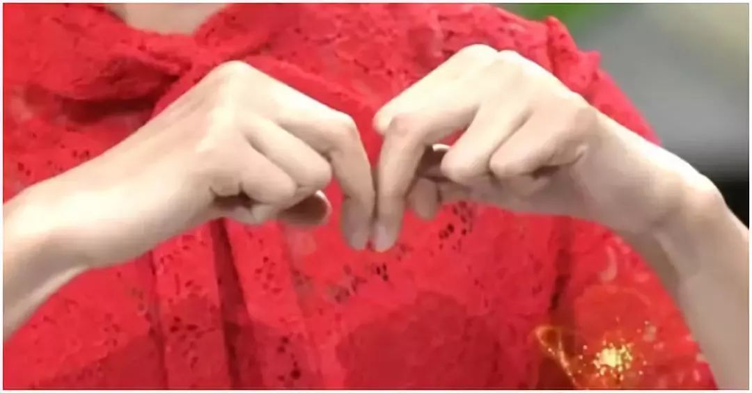 癌细胞|手指长这样,可能是肺癌的早期征兆,1个动作轻松自测!护肺用好这4招~