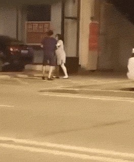 |搞笑GIF:见过荡秋千的,没见过骑摩托车荡秋千的