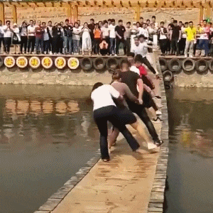 |搞笑GIF:今天周六 带女朋友去海边看看海