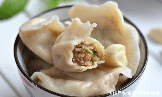 调肉馅时，只会放油可不行，掌握3点窍门，饺子鲜嫩多汁，香