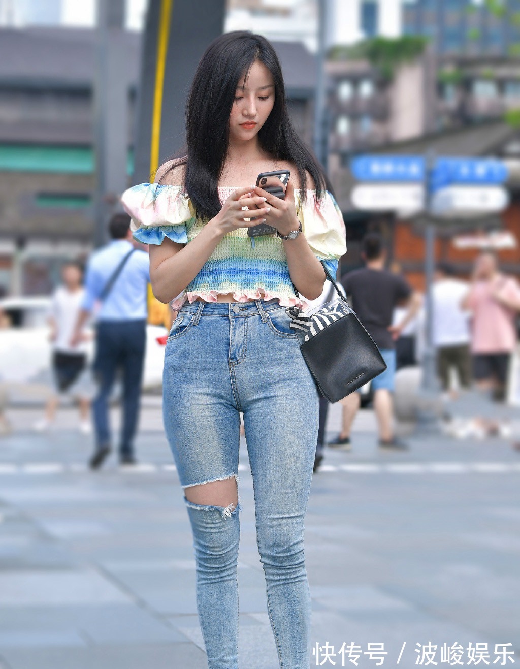 小姐姐 休闲个性的牛仔裤穿搭,气质女生才能驾驭,靓丽又时尚