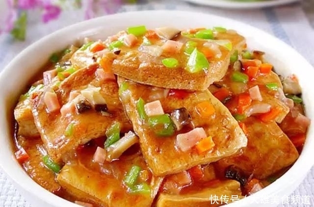 春天多吃豆腐，炒一大盘也就几块钱，解馋下饭有营养，减脂又补钙