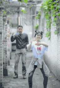 |搞笑GIF:我问女神爱不爱我 结果她发过来一张图