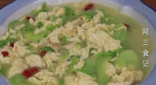 苦瓜|以后苦瓜就这样吃,加4个鸡蛋,出锅太香了,上桌连汤汁都不剩