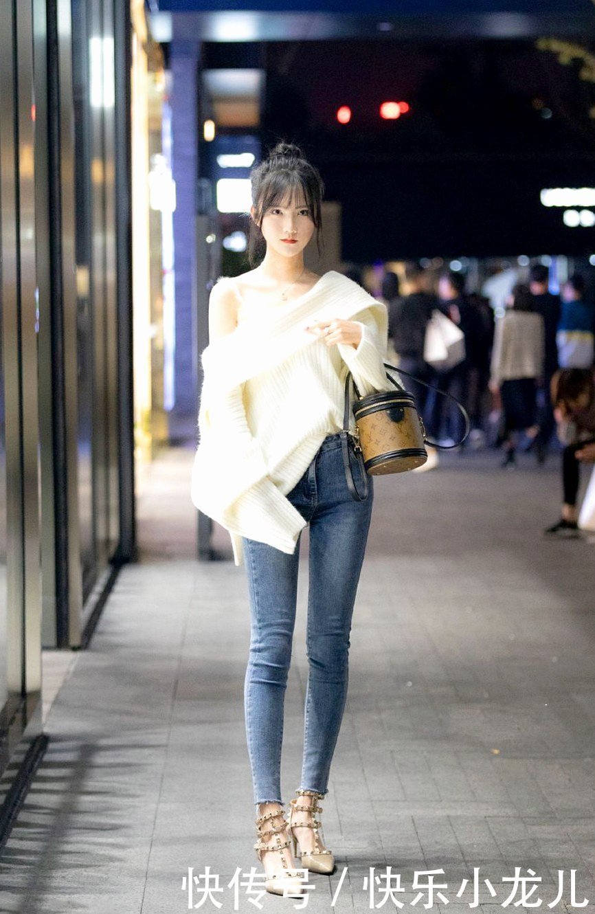 针织毛衣贴身最能显身材,无论搭配什么,都有着浓浓的女人味