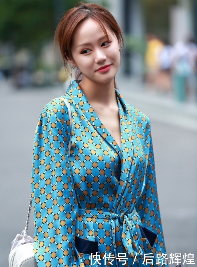 甜美|街拍丨小姐姐俏皮可爱,太甜美可人了