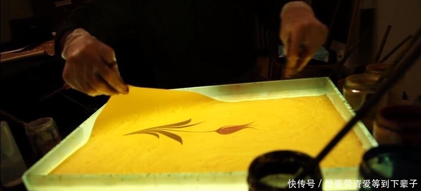 水中|在水中滴入六滴颜料,随意勾勒了几下,盖上白纸成为无价的艺术