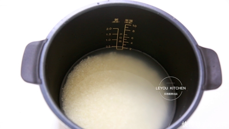 夏天的懒人焖饭,不用炒,所有料直接下锅,鸡翅嫩滑,米饭入味