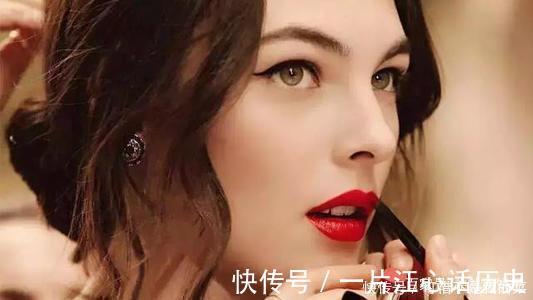 唇线笔 女生涂口红时,千万别有这4个“习惯”,不然再贵口红都掉色沾杯