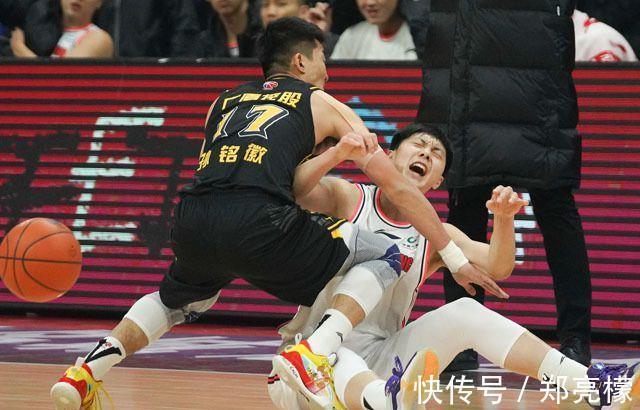 阿联|有苦说不出,杜锋顾了这头顾不了那头!力压易建联,胡金秋变硬汉
