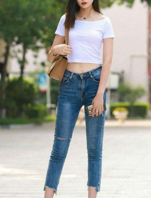 显高显瘦 罗马高跟鞋,搭配牛仔裤,修饰腿部线条美感,时髦十足