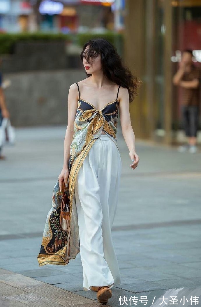 张扬美|美女街拍：姐姐把吊带衫穿出了新高度，是时尚，还是哗众取宠呢？