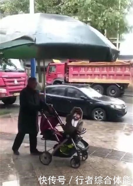 安全意识|下雨天爷爷带娃街上遛弯,路人频频回头,网友这个伞有点过分了!