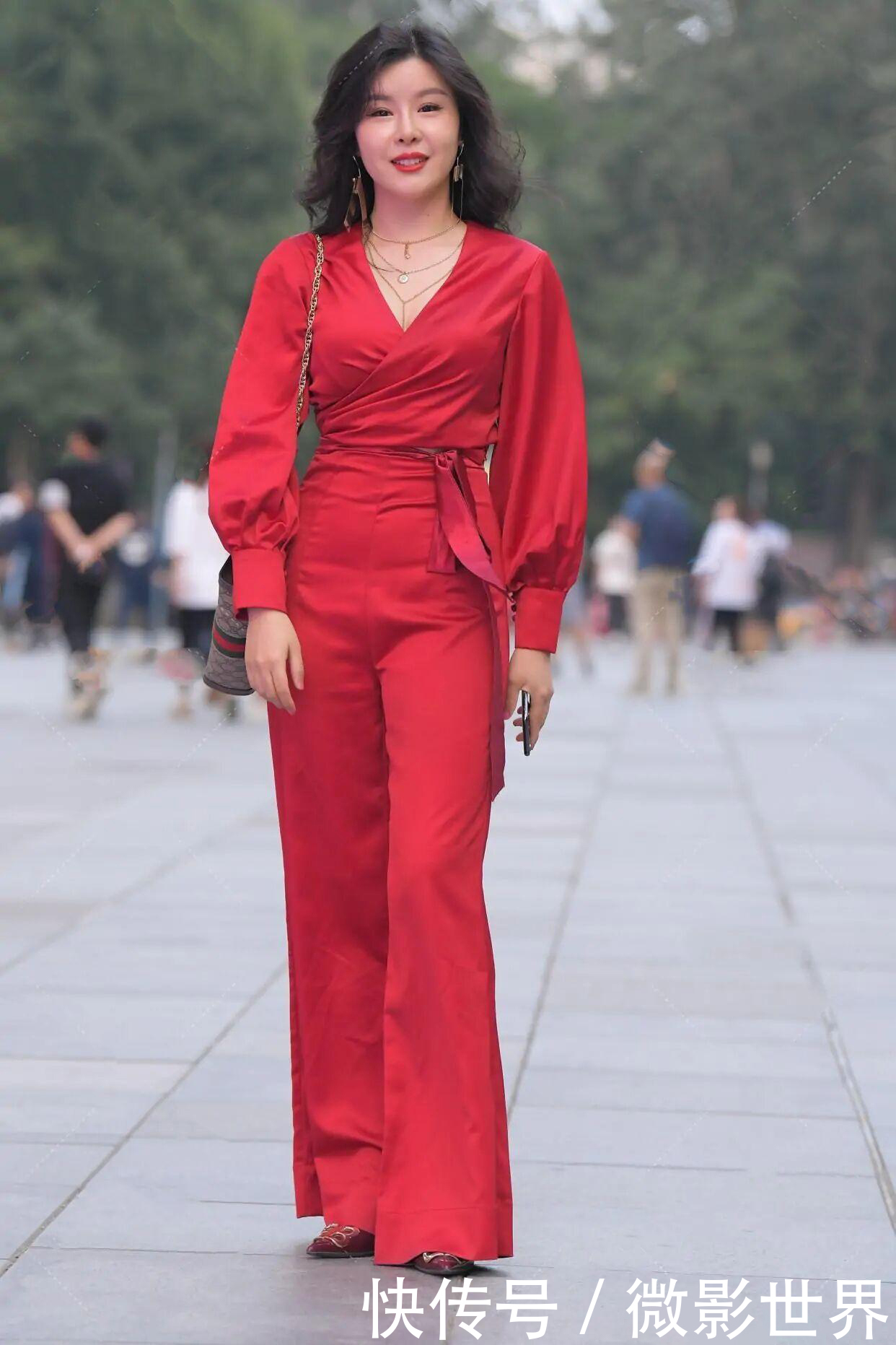 极具设计感的阔腿裤,满足了美女们对裤子出彩的要求